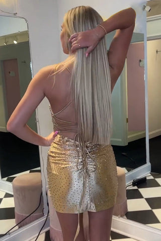 Vestido corto ajustado de tirantes finos con cuentas para baile de bienvenida