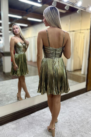 Vestido corto de fiesta dorado metálico con tirantes finos y pliegues, corte en A.