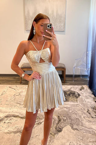Vestido corto de fiesta plisado de corte A con tirantes finos metálicos