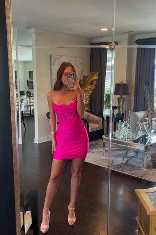 Vestido corto de fiesta sin tirantes con corsé fruncido y pedrería