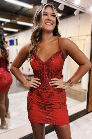 Vestido de fiesta verde oscuro con corsé, tirantes finos brillantes y pedrería.