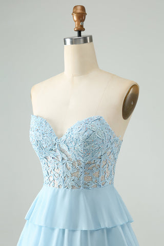 Robe de bal courte bleu clair à volants et décolleté en cœur, coupe trapèze, ornée d'appliqués