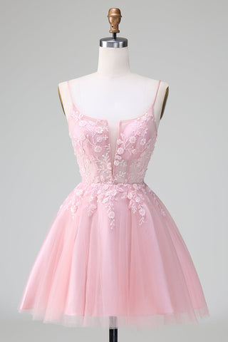 Robe de bal courte rose poudré à bretelles spaghetti et corset, ornée d'appliqués