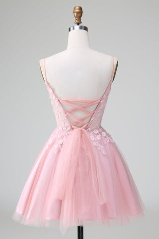 Robe de bal courte rose poudré à bretelles spaghetti et corset, ornée d'appliqués