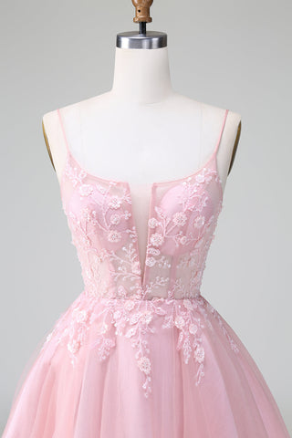Robe de bal courte rose poudré à bretelles spaghetti et corset, coupe trapèze, ornée d'appliqués