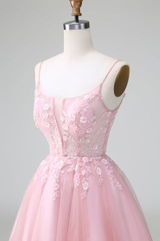 Robe de bal courte rose poudré à bretelles spaghetti et corset, coupe trapèze, ornée d'appliqués