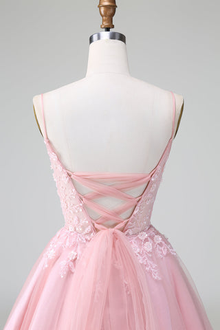 Robe de bal courte rose poudré à bretelles spaghetti et corset, ornée d'appliqués