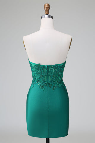 Elegante vestido corto de fiesta ajustado, sin tirantes, plisado y de color verde oscuro con detalles de pedrería.