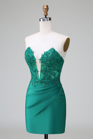 Elegante vestido corto de fiesta ajustado, sin tirantes, plisado y de color verde oscuro con detalles de pedrería.