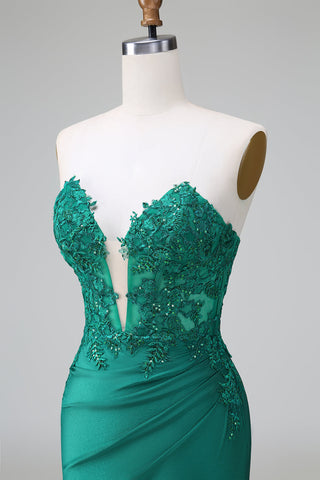 Elegante vestido corto de fiesta ajustado, sin tirantes, plisado y de color verde oscuro con detalles de pedrería.