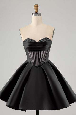 Robe de bal courte fuchsia à décolleté en A et corset en forme de cœur ornée de perles