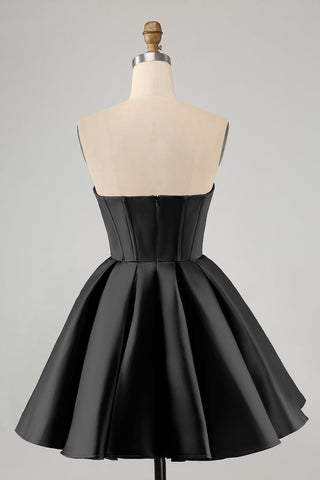 Robe de bal courte fuchsia à décolleté en A et corset en forme de cœur ornée de perles