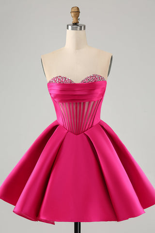 Robe de bal courte fuchsia à décolleté en A et corset en forme de cœur ornée de perles