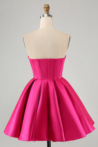 Robe de bal courte fuchsia à décolleté en A et corset en forme de cœur ornée de perles