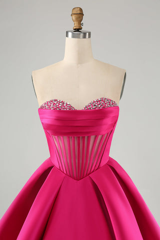 Robe de bal courte fuchsia à décolleté en A et corset en forme de cœur ornée de perles