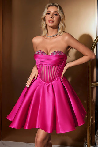 Robe de bal courte fuchsia à décolleté en A et corset en forme de cœur ornée de perles