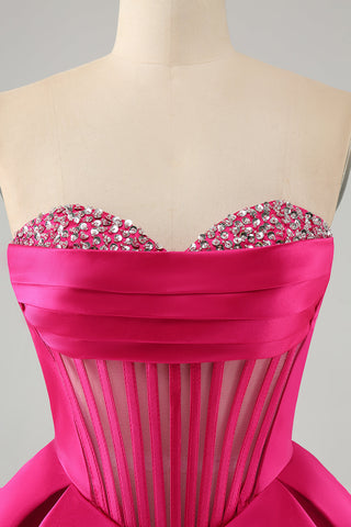 Robe de bal courte fuchsia à décolleté en A et corset en forme de cœur ornée de perles