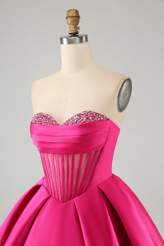 Robe de bal courte fuchsia à décolleté en A et corset en forme de cœur ornée de perles