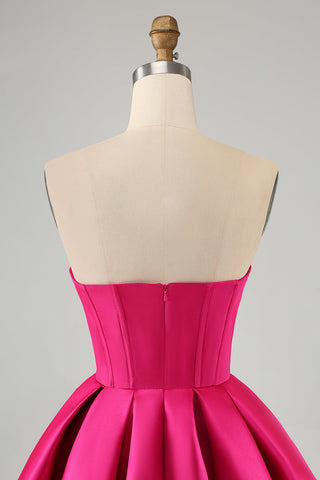 Robe de bal courte fuchsia à décolleté en A et corset en forme de cœur ornée de perles