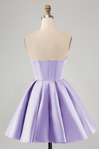 Robe de bal courte fuchsia à décolleté en A et corset en forme de cœur ornée de perles