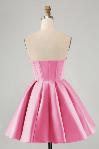 Robe de bal courte fuchsia à décolleté en A et corset en forme de cœur ornée de perles