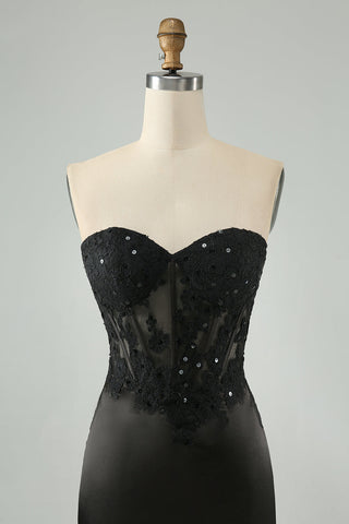 Robe de bal courte noire moulante à bustier cœur et corset ornée d'appliqués