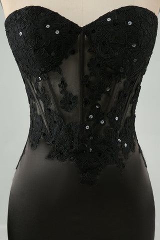 Robe de bal courte noire moulante à bustier cœur et corset ornée d'appliqués