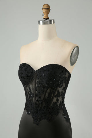 Robe de bal courte noire moulante à bustier cœur et corset ornée d'appliqués