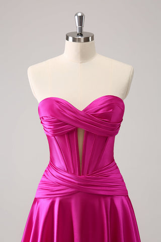 Robe de bal fuchsia ravissante, coupe trapèze, bustier croisé cœur et volants