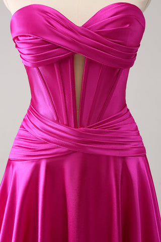 Robe de bal fuchsia ravissante, coupe trapèze, bustier croisé cœur et volants