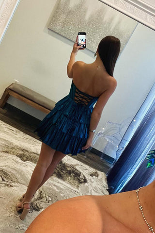 Vestido corto de fiesta con tirantes, corte en A, volantes y corsé, adornado con cuentas.