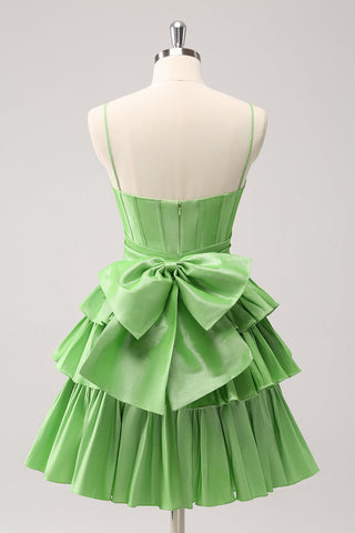 Robe de bal verte mignonne, coupe trapèze, bretelles spaghetti, corset à volants étagés et nœud.