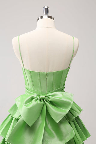 Robe de bal verte mignonne, coupe trapèze, bretelles spaghetti, corset à volants étagés et nœud.