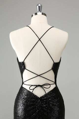 Robe courte moulante noire à fines bretelles et sequins, avec laçage au dos, idéale pour un bal de promo.