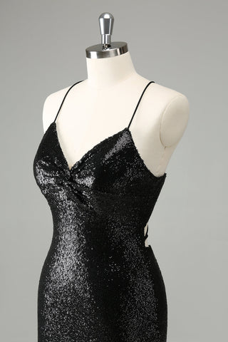 Robe courte moulante noire à fines bretelles et sequins, avec laçage au dos, idéale pour un bal de promo.
