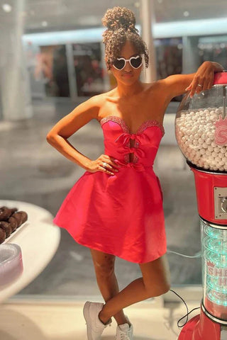 Vestido corto de fiesta de bienvenida de satén con escote corazón, corte en A y cuentas, con lazos.