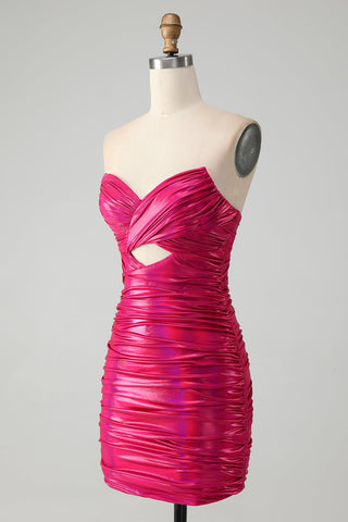 Elegante vestido ajustado fucsia sin tirantes con escote tipo ojo de cerradura y pliegues