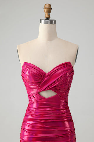 Elegante vestido ajustado fucsia sin tirantes con escote tipo ojo de cerradura y pliegues