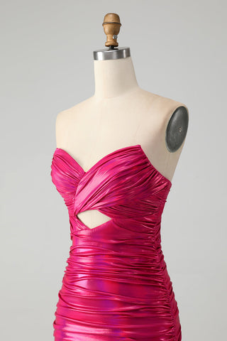 Elegante vestido ajustado fucsia sin tirantes con escote tipo ojo de cerradura y pliegues