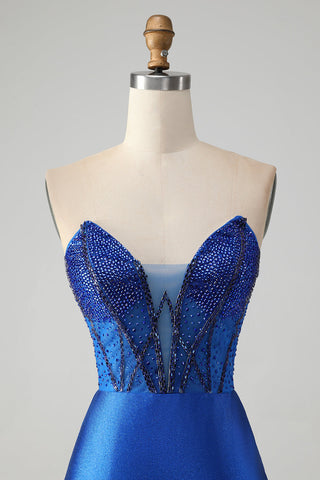 Elegante vestido corto ajustado sin tirantes de color azul real brillante para baile de bienvenida con cuentas