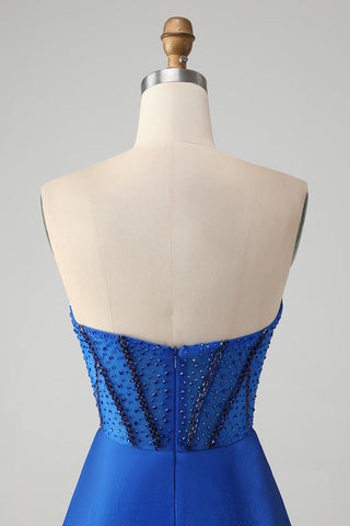 Elegante vestido corto ajustado sin tirantes de color azul real brillante para baile de bienvenida con cuentas