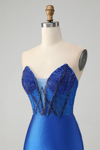 Elegante vestido corto ajustado sin tirantes de color azul real brillante para baile de bienvenida con cuentas