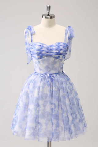 Robe de bal courte bleue à bretelles spaghetti, plissée et coupe trapèze, avec laçage au dos.