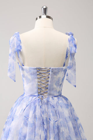 Robe de bal courte bleue à bretelles spaghetti, plissée et coupe trapèze, avec laçage au dos.