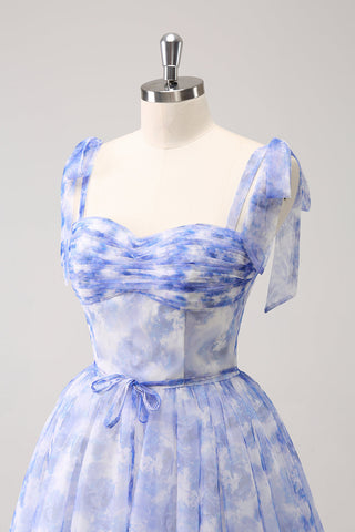 Robe de bal courte bleue à bretelles spaghetti, plissée et coupe trapèze, avec laçage au dos.