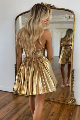 Vestido corto plisado de corte A con cuello halter dorado metálico para baile de bienvenida