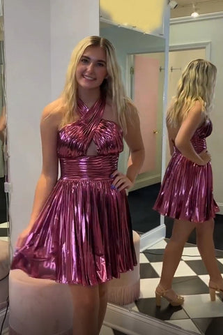 Vestido corto plisado de corte A con cuello halter dorado metálico para baile de bienvenida