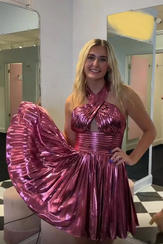 Vestido corto plisado de corte A con cuello halter dorado metálico para baile de bienvenida