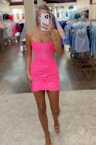 Vestido de fiesta corto ajustado sin tirantes con corsé fruncido y lentejuelas.