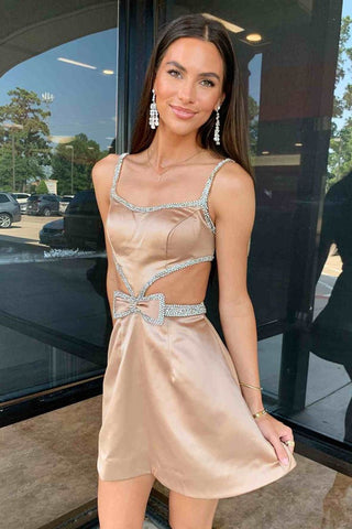 Robe de bal courte fuchsia à fines bretelles et coupe trapèze, ornée de perles